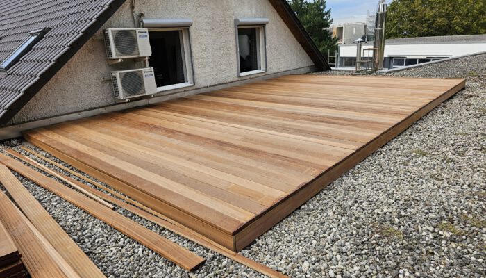 Holzterrasse auf einer Dachterrasse