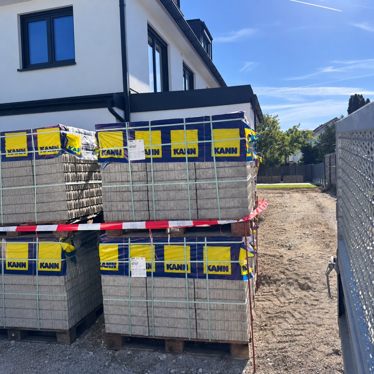 Angelieferte Pflastersteine auf Paletten für die Hofeinfahrt in München-Aubing