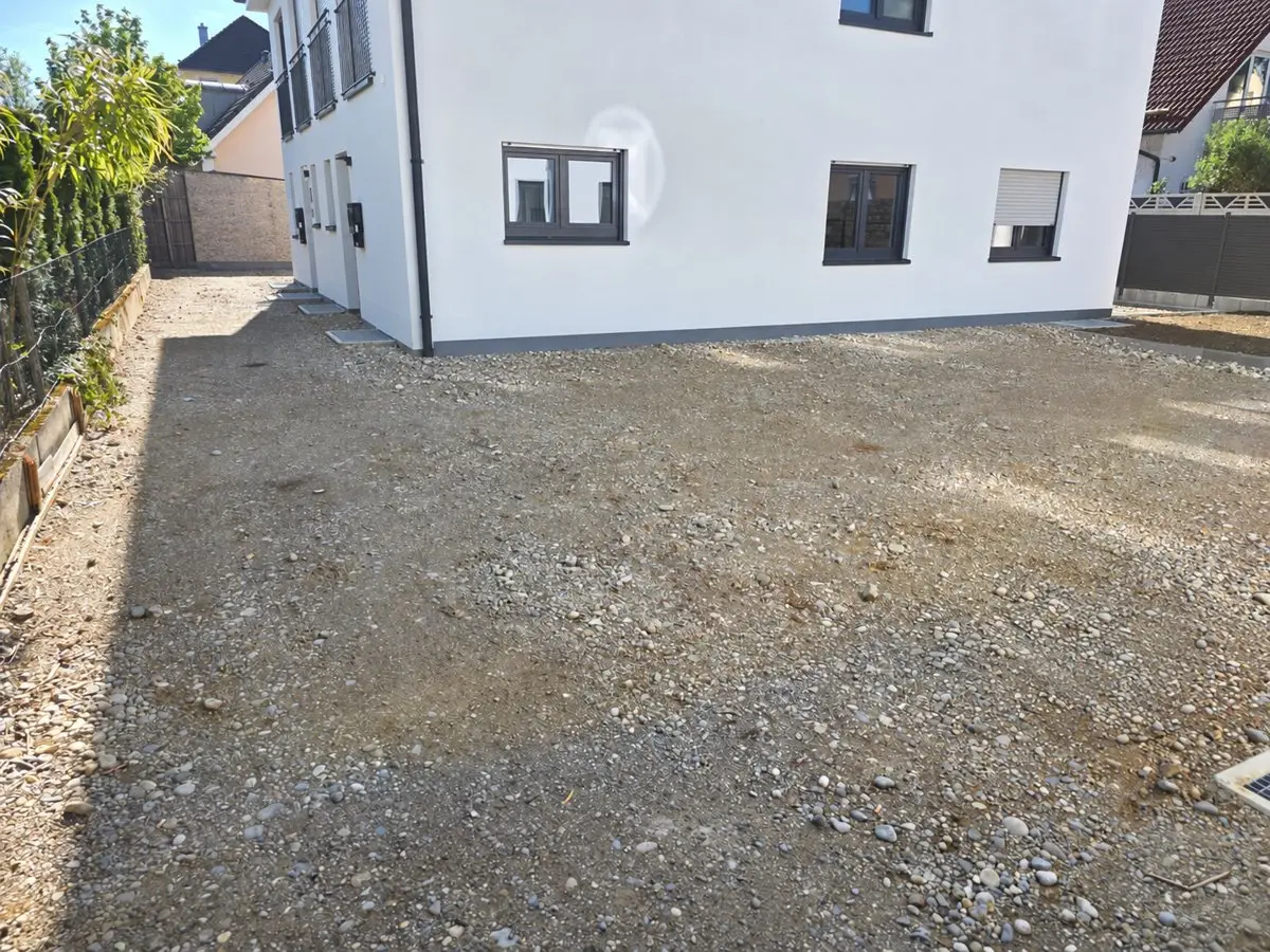 Unbefestigte Hoffläche am Wohnhaus vor der Pflasterung in München-Aubing