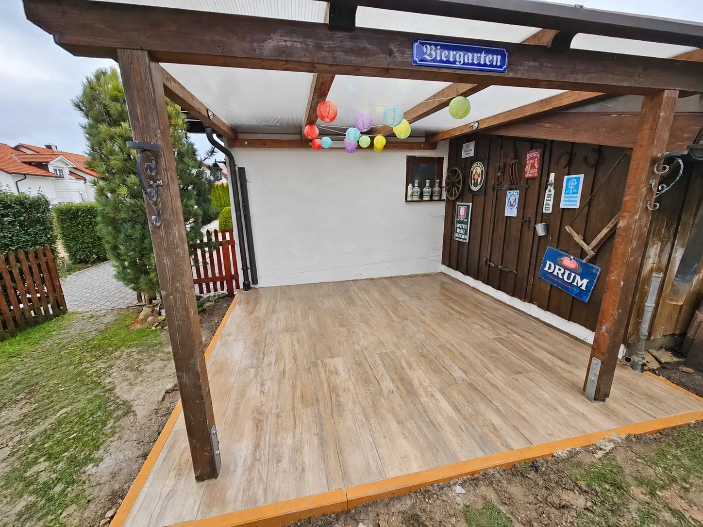 Überdachter Sitzplatz mit neu verlegten Terrassenplatten in Holzoptik in Landsberg