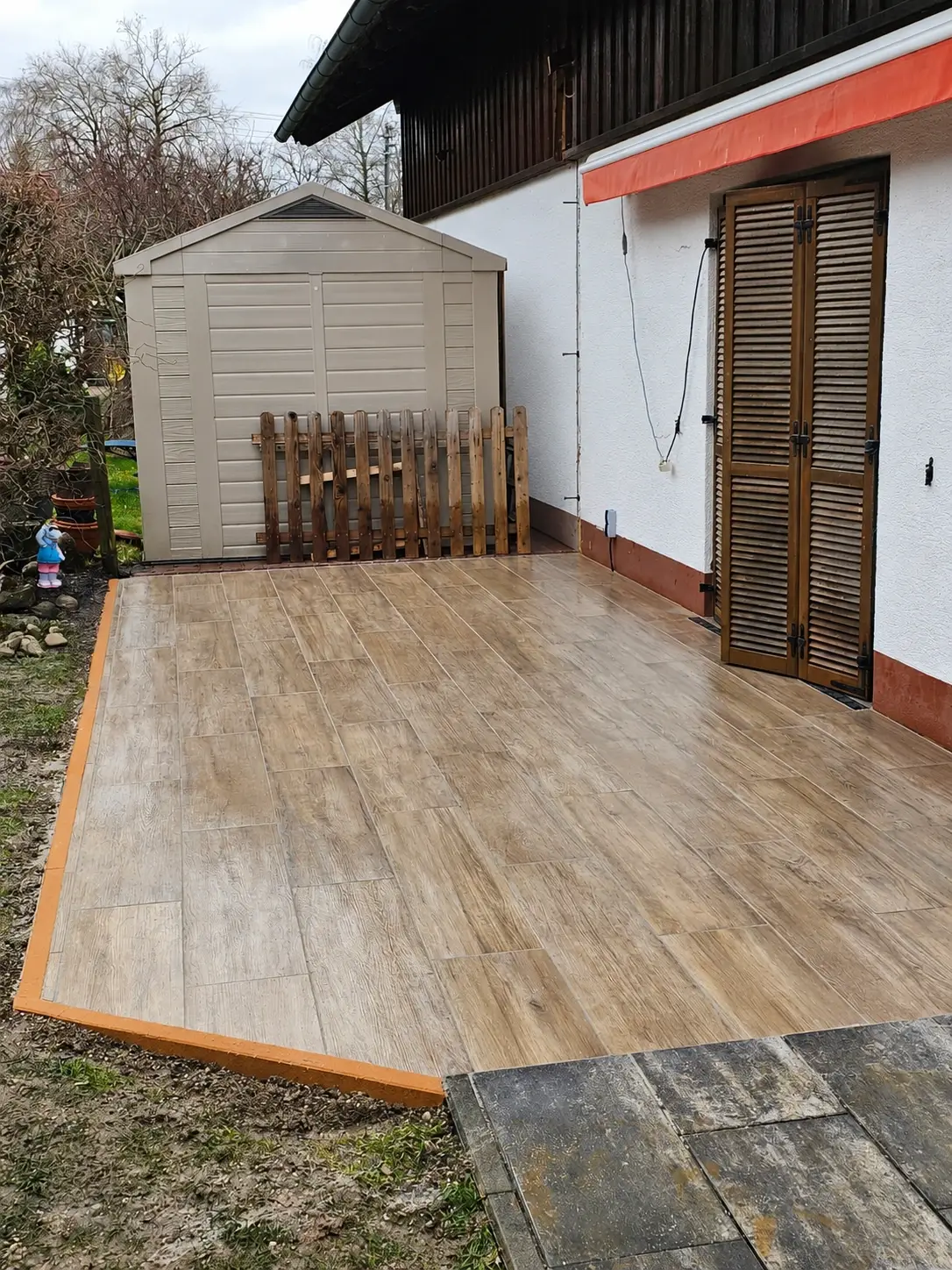 Fertige Terrasse in Holzoptik mit umlaufender Einfassung am Wohnhaus in Landsberg