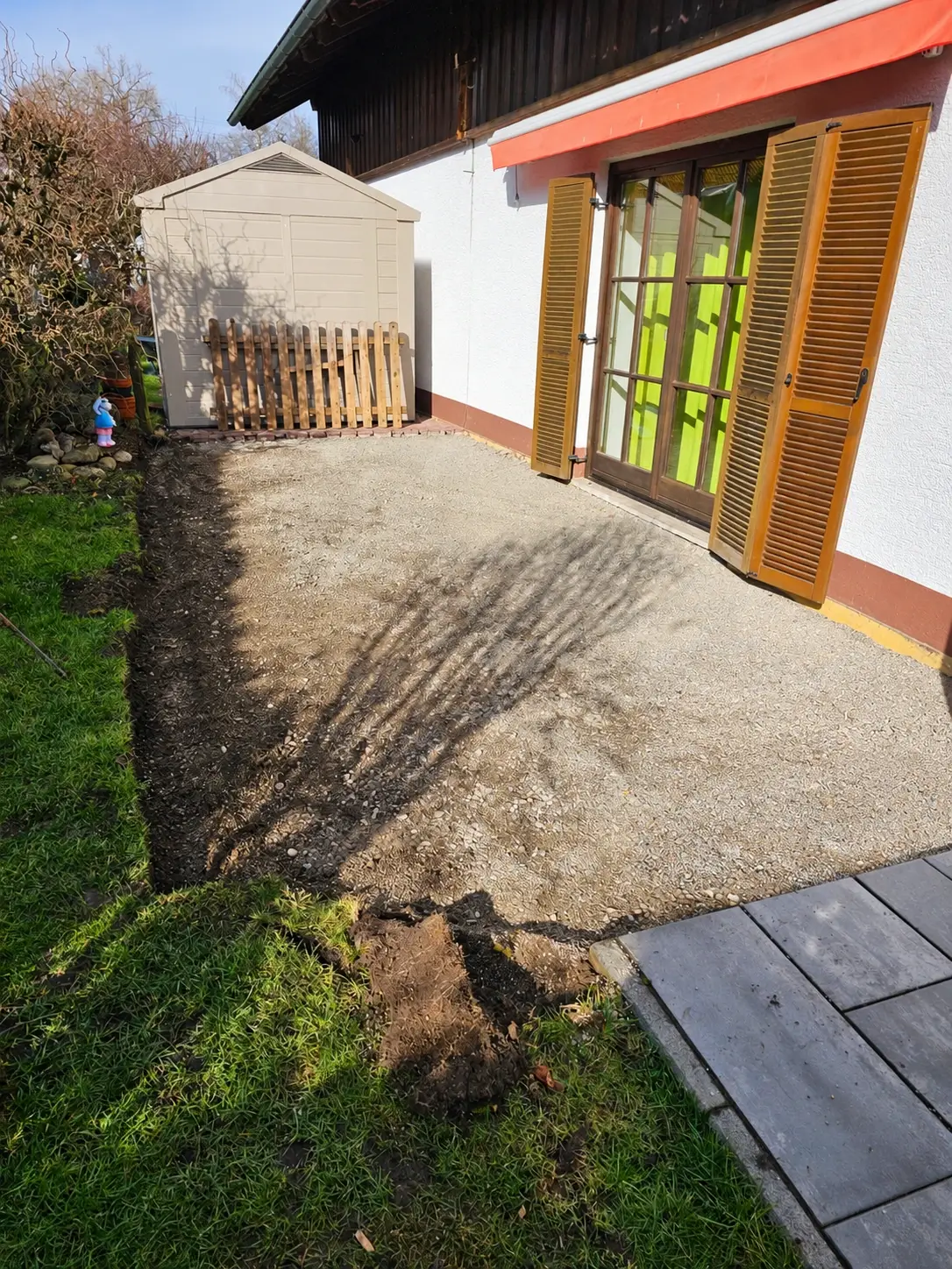 Vorbereiteter Unterbau der Hausterrasse vor der Plattenverlegung in Landsberg