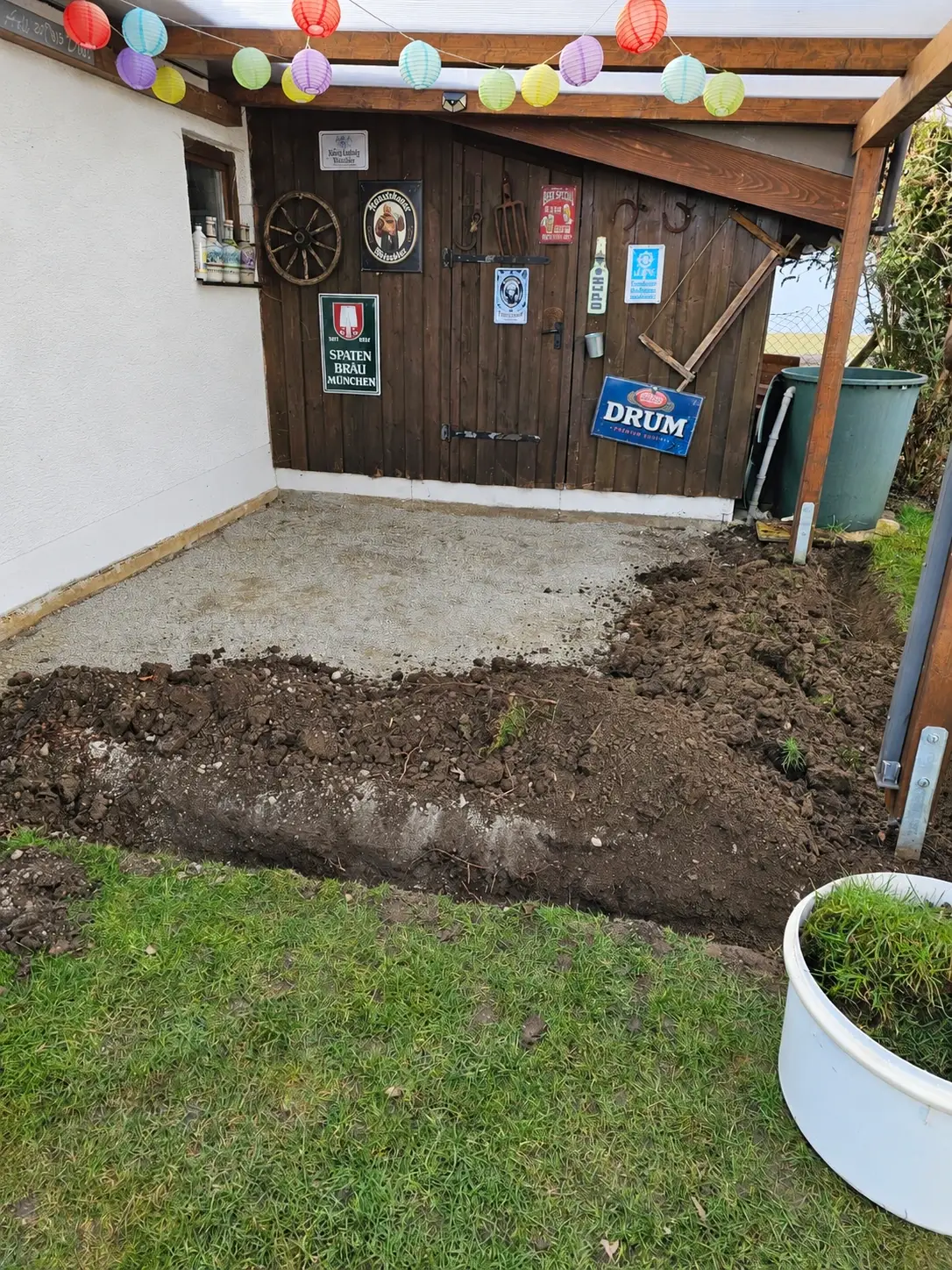 Vorbereiteter Unterbau unter der bestehenden Holzüberdachung in Landsberg